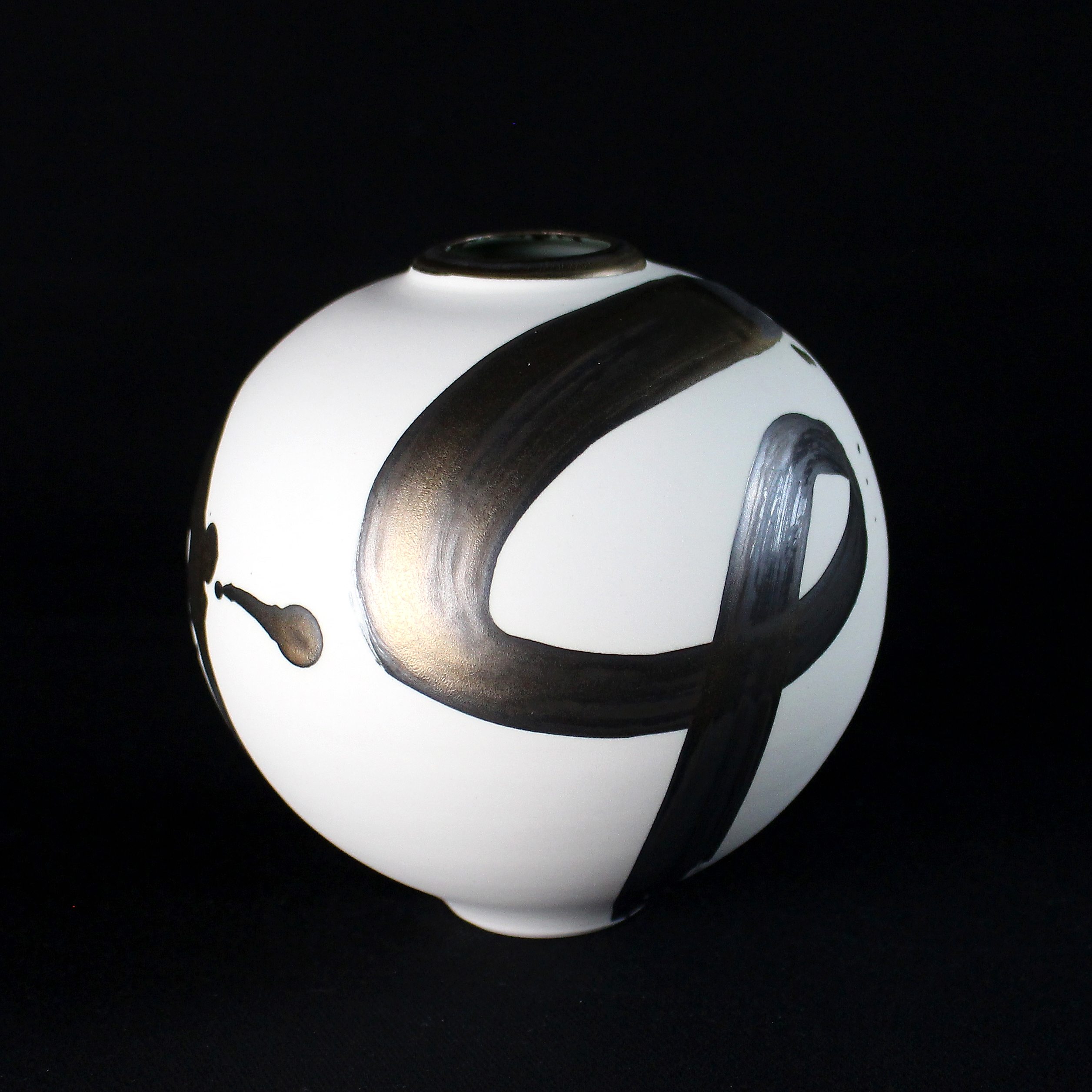 Small Moon Jar with Gold Splash in porcelain by Tricia Thom